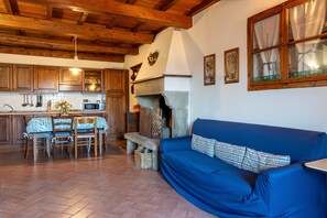 TV, fireplace - Holiday Home 'Casa Merli - Le Case Di Quota' (Quota)