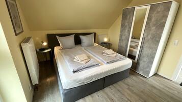 5 chambres, bureau, fer et planche Ă repasser, lit parapluie