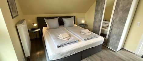 5 soverom, skrivebord, strykejern/-brett og reiseseng for barn