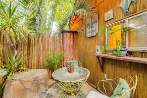 Outdoor dining - The Makatea bungalow getaway (Los Angeles)