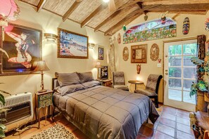 Iron/ironing board, Internet, bed sheets - The Makatea bungalow getaway (Los Angeles)