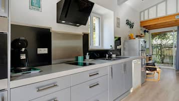 Refrigerador, microondas, horno, placa de cocina