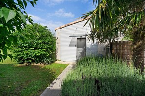 Property grounds - Charming Gîte in Charente-Maritime, Near Beaches and Historic Sites (Sainte-Gemme)