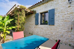 Outdoor dining - Charming Gîte in Charente-Maritime, Near Beaches and Historic Sites (Sainte-Gemme)
