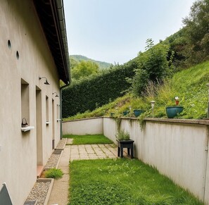 Unclassified image, 3 of 19, button