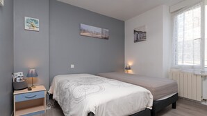 A bedroom with a bed, bedside tables, and wall art. - Guest Room "Chez René et Christine - Room 1" with Wi-Fi (Damgan)