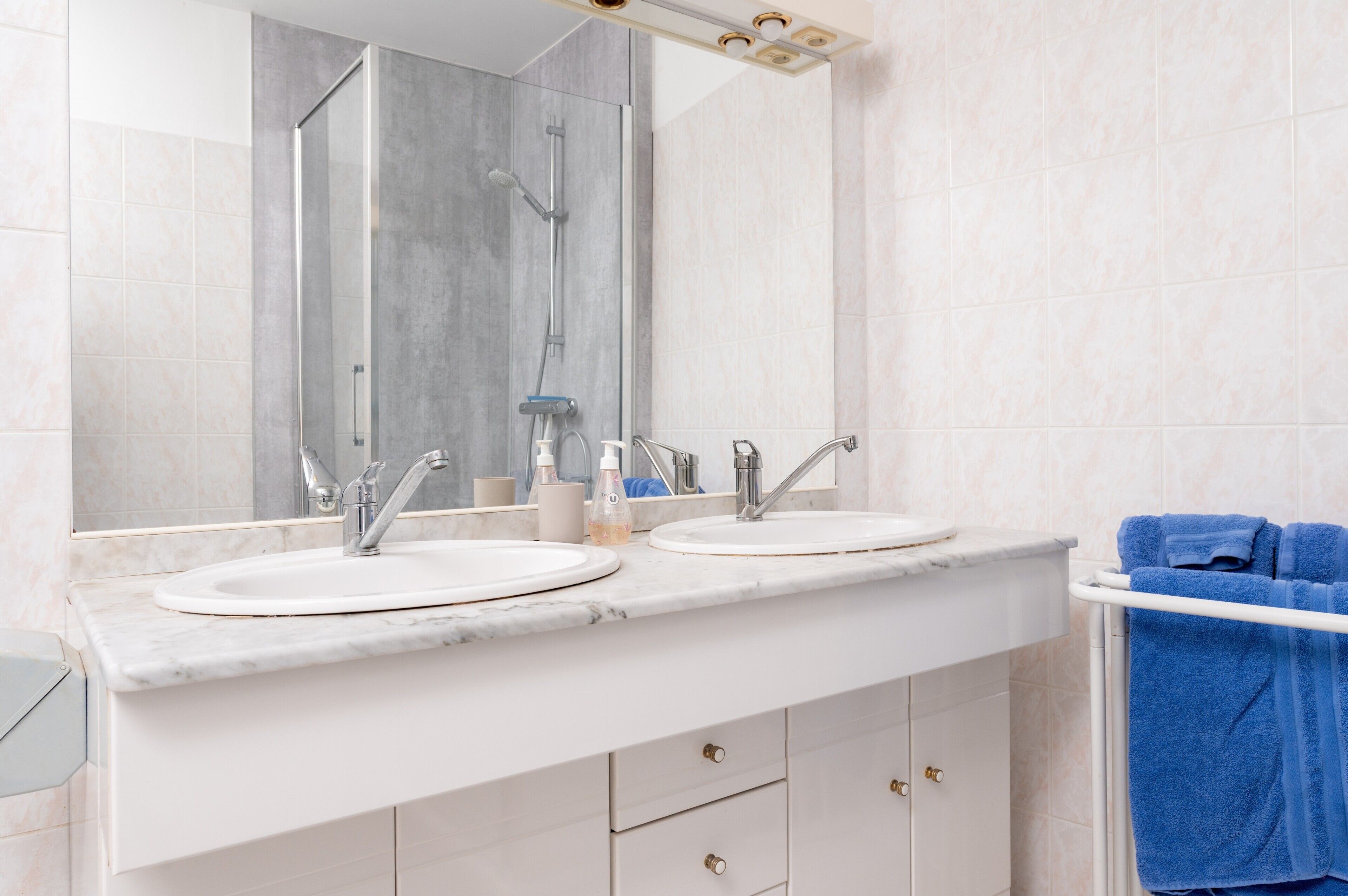 Een douche, een haardroger, handdoeken