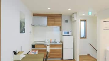 Lemari es, microwave, kompor, dan peralatan masak/sendok-piring