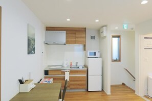 Fridge, microwave, stovetop, cookware/dishes/utensils - Hotel Mori no Ao  (Osaka)