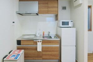 Réfrigérateur, micro-ondes, plaque de cuisson