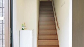 Una escalera de madera que lleva a una plataforma.