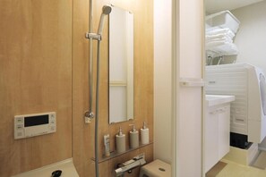 Family Townhome | Bathroom | Separate bathtub and shower, free toiletries, hair dryer, towels - Hotel Mori no Ao  (Osaka)