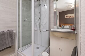 Shower, hair dryer, towels - Chez René et Christine - Room 3 with Wi-Fi (Damgan)