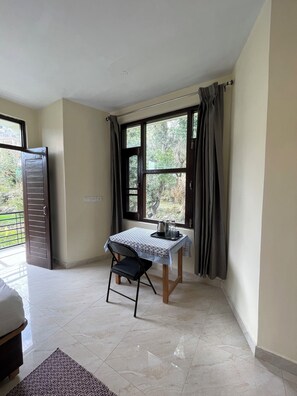 Deluxe Room, 1 King Bed, Mountain View | Living area