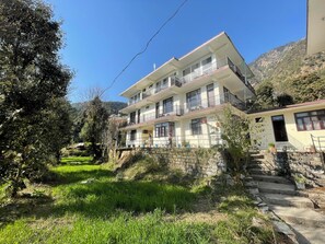 Vista frontal de la propiedad