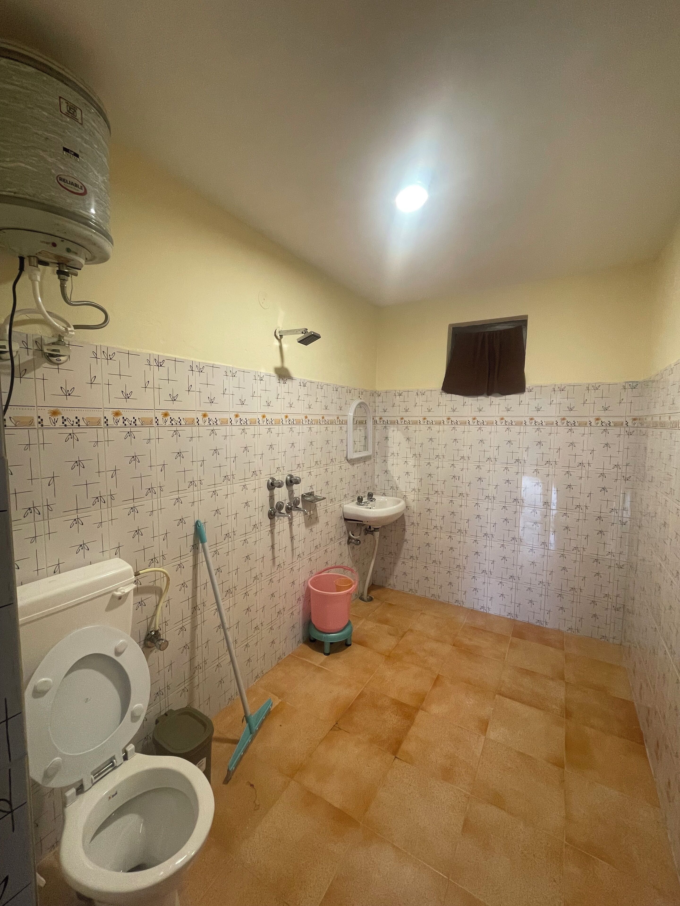 Basic Double or Twin Room, Courtyard View | Bathroom | Shower, towels, soap, shampoo