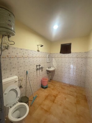 Basic Double or Twin Room, Courtyard View | Bathroom | Shower, towels, soap, shampoo
