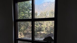 Una ventana con vista a un paisaje montañoso.