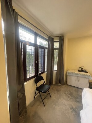 Basic Double or Twin Room, Courtyard View | Living area