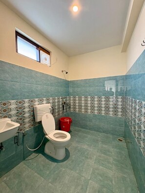 Deluxe Double Room, Balcony, Mountain View | Bilik Mandi | Pancuran mandi, tuala disediakan, sabun, syampu 