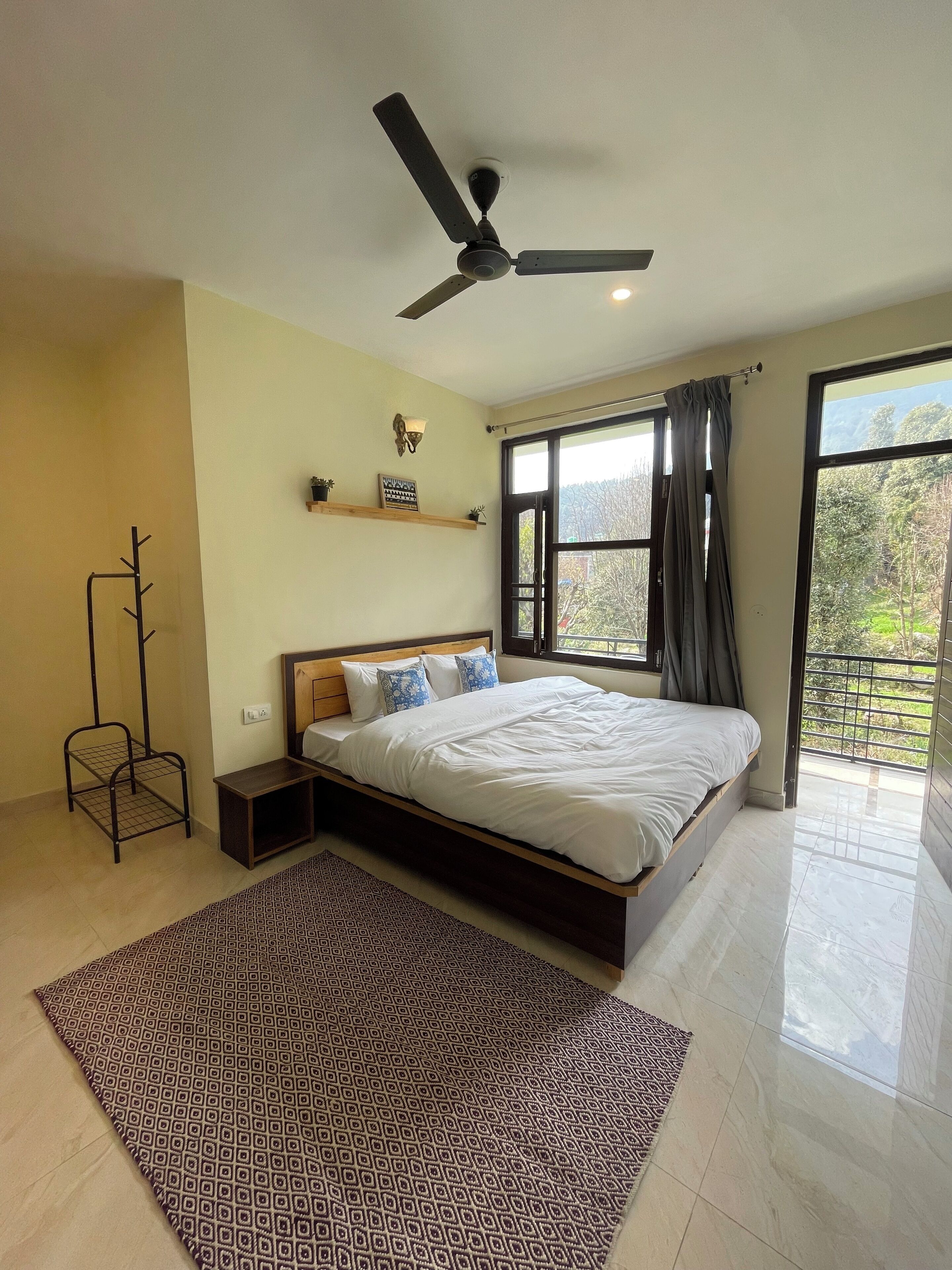 Deluxe Room, 1 King Bed, Mountain View | Free WiFi