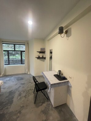 Habitación Confort, vista al jardín | Área de sala de estar