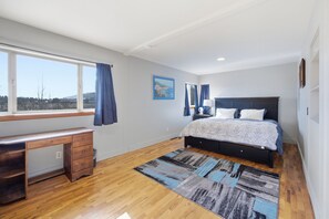 3 makuuhuonetta, työpöytä, vauvan matkasänky, ilmainen Wi-Fi