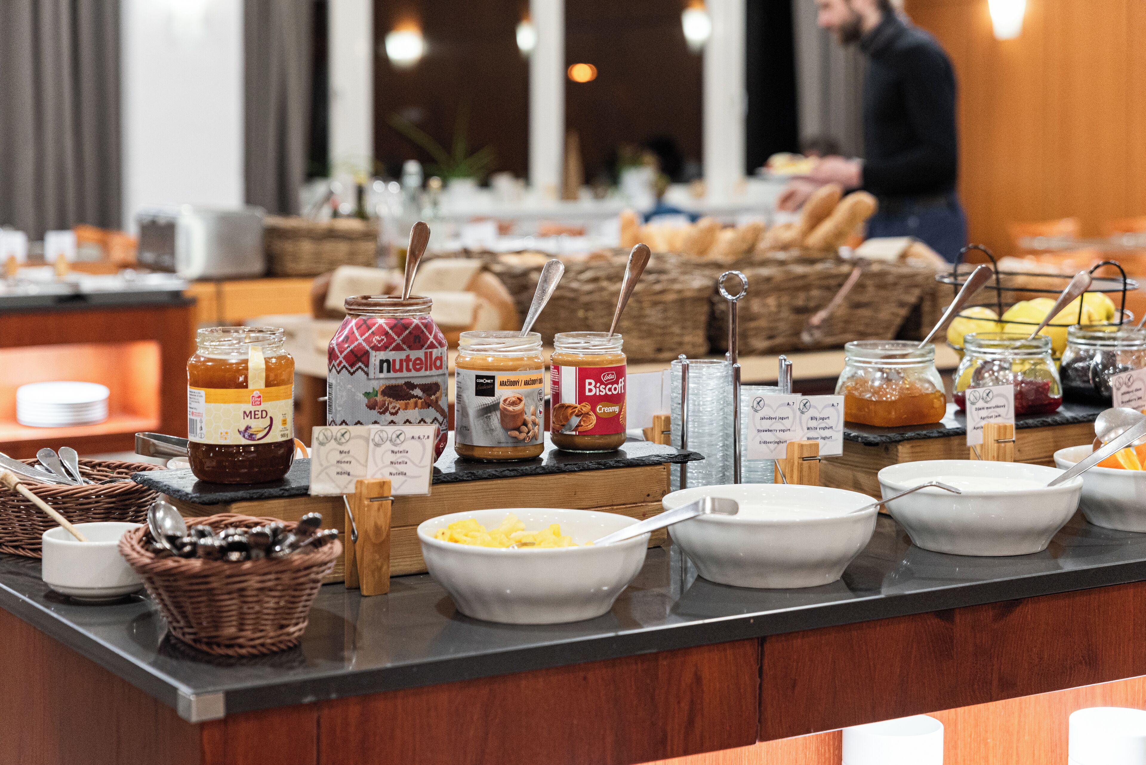 Un bufé con diferentes alimentos y salsas.