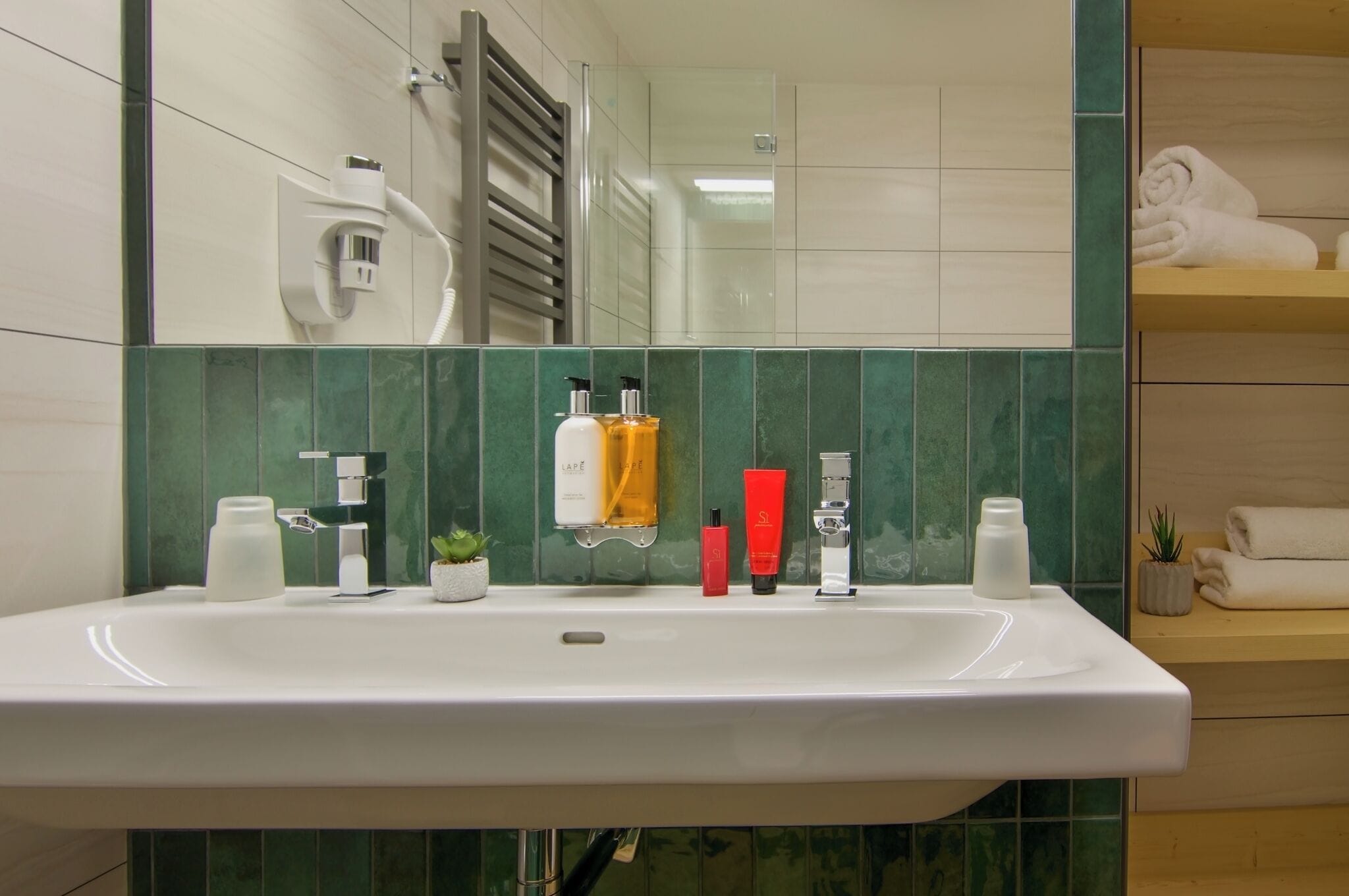 Habitación clásica con 1 cama doble o 2 individuales | Baño | Ducha, secador de pelo, toallas y jabón