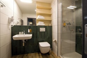 Quarto casal ou duplo clássico | Banheiro | Chuveiro, secador de cabelo, toalhas de banho, sabonete