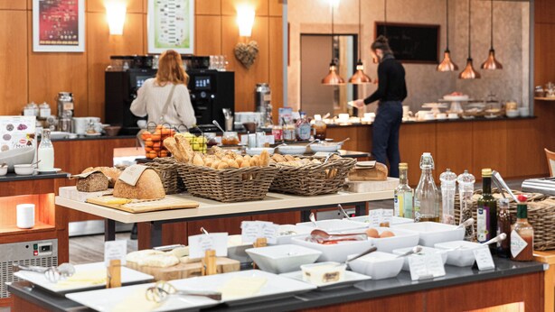 Ein Bereich mit Buffet und verschiedenen Speisen sowie einer Kaffeestation.