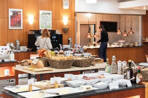 Un área de bufé con diferentes opciones de comida y una estación de café.