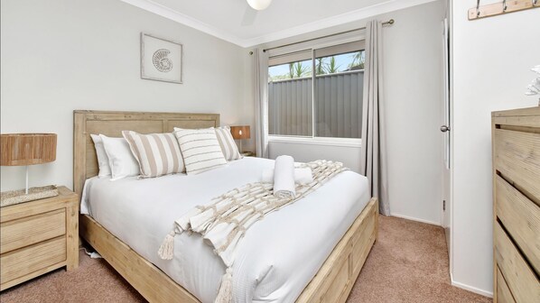 Room - ChrisTony 5 Bdrm Waterfrnt Cottage (Lake Munmorah)