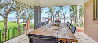 ChrisTony 5 Bdrm Waterfrnt Cottage