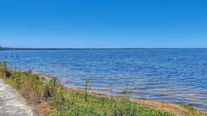 Beach - ChrisTony 5 Bdrm Waterfrnt Cottage (Lake Munmorah)