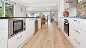 冷蔵庫、電子レンジ、オーブン、コンロ