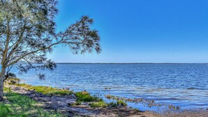 Beach - ChrisTony 5 Bdrm Waterfrnt Cottage (Lake Munmorah)