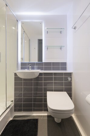 클래식 더블룸 | 욕실 | 헤어드라이어, 타월, 비누, 화장지