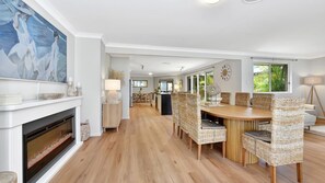 Interior - ChrisTony 3 Bdrm Waterfrnt Cottage (Lake Munmorah)