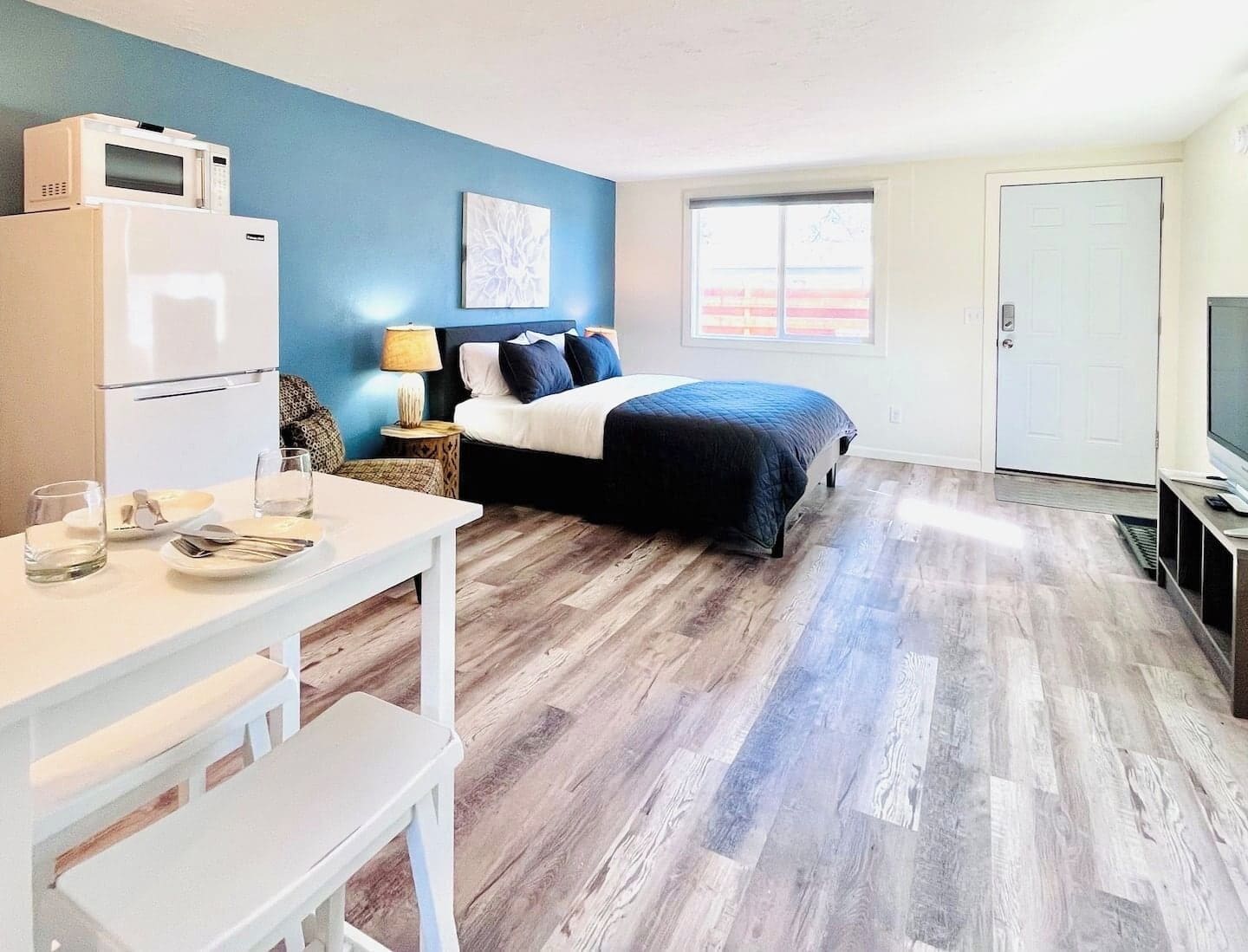 Iron/ironing board, free WiFi, bed sheets