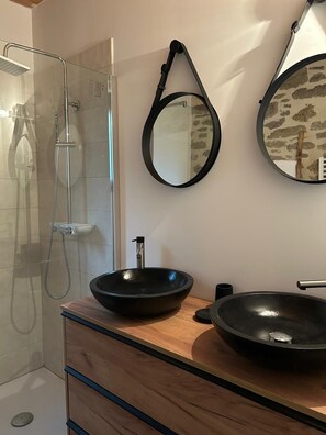 Shower, towels, toilet paper - THE CHARM OF THE COUNTRYSIDE (Saint-Avit)