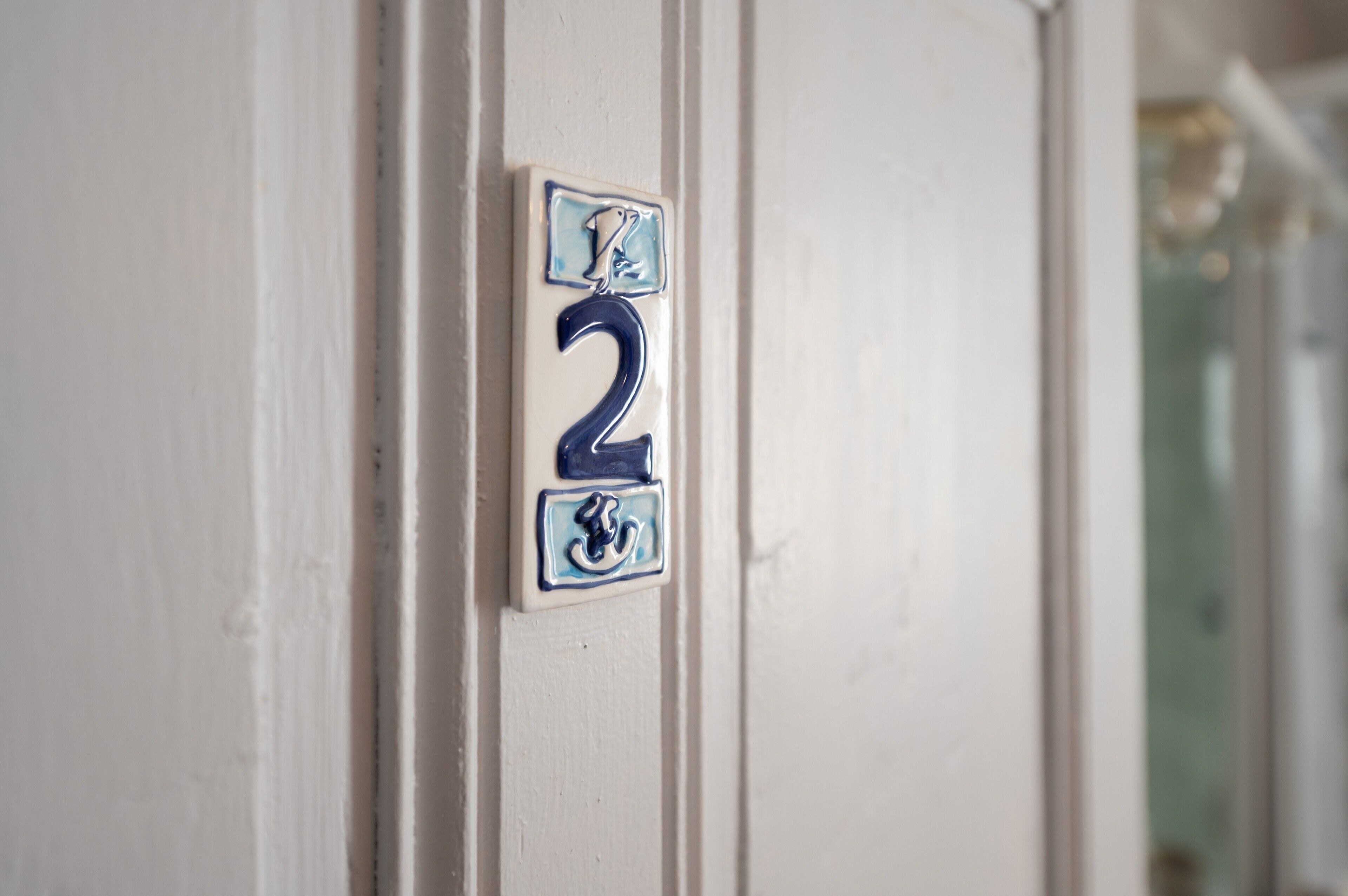 Une porte blanche avec un panneau indiquant le numéro « 2 ».
