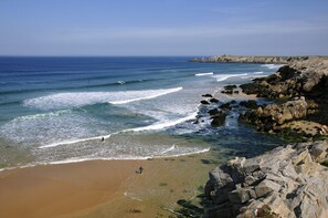 A coastal beach with rocky terrain and clear blue waters. - House for 8 with garden and river view (La Trinité-sur-Mer)