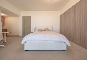 5 bedrooms, in-room safe, iron/ironing board, free WiFi