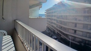 A balcony with a view of a multi-story building and a body of water. - Studio 30 meters from the beach, Saint Raphaël, near TGV station and town center, parking. (Saint-Raphaël)