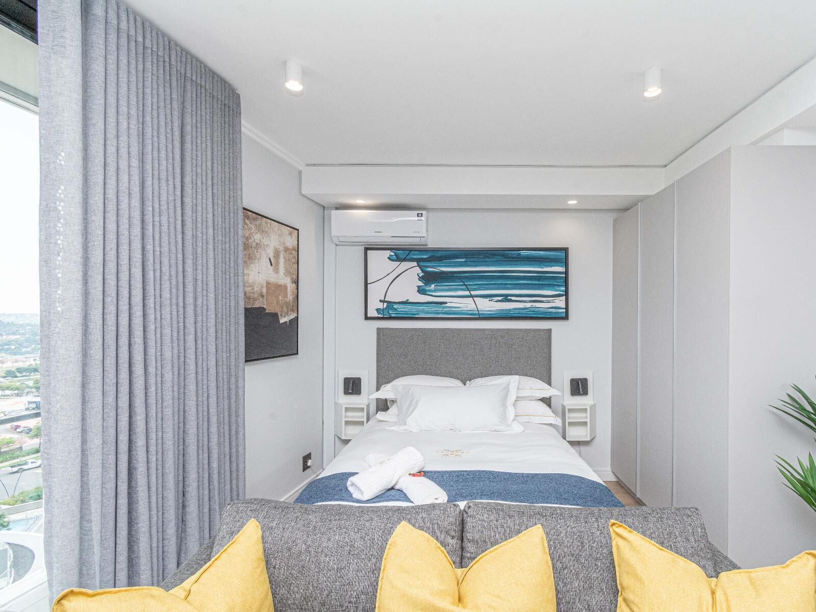 Suite monolocale Deluxe, balcone, vista montagna | Una scrivania, postazione laptop, tende oscuranti, Wi-Fi gratuito