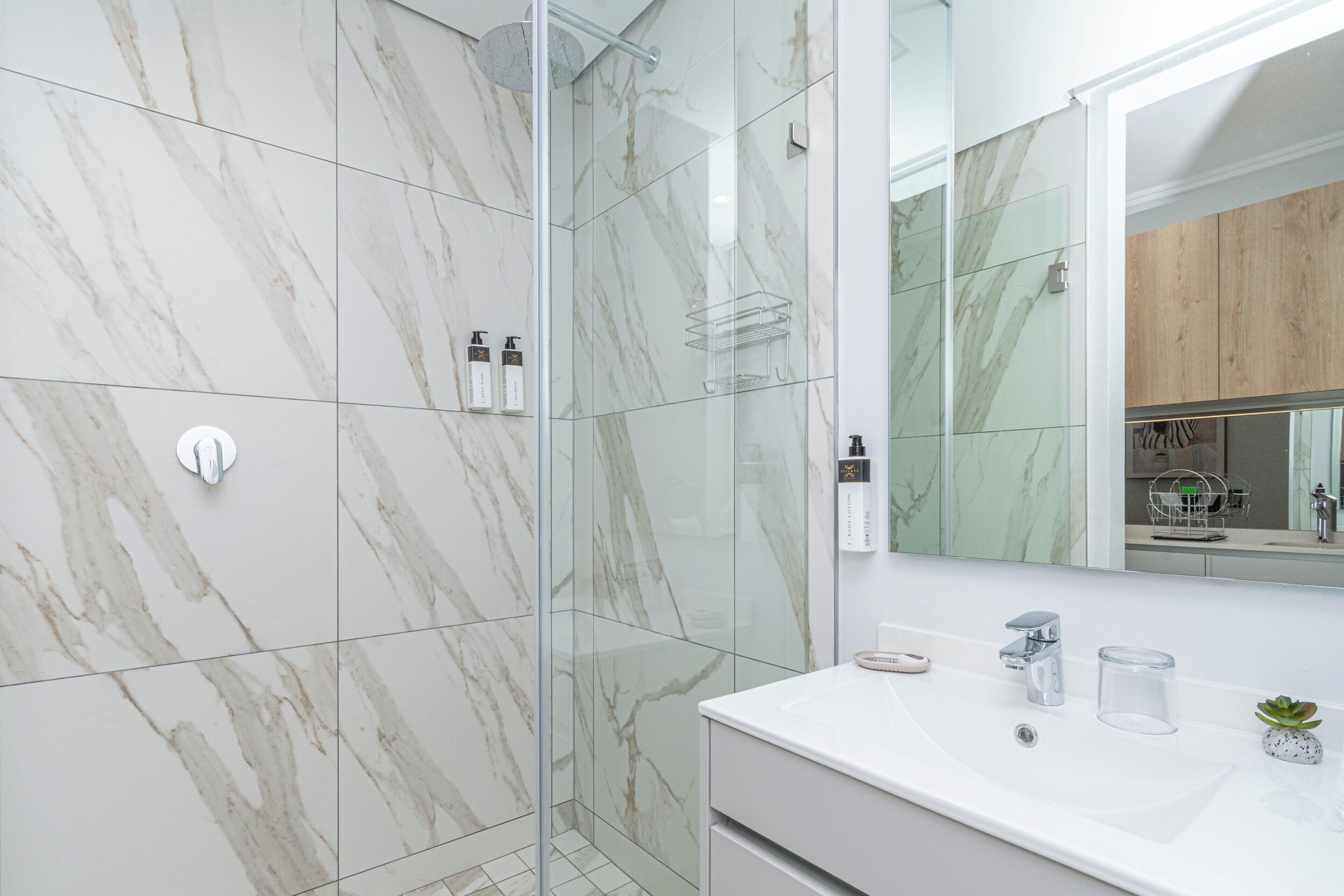 Studiosuite – deluxe, balkong, fjellutsikt | Bad | Såpe, sjampo og toalettpapir