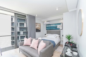 Deluxe-Studiosuite, Balkon, Bergblick | Schreibtisch, laptopgeeigneter Arbeitsplatz, Verdunkelungsvorhänge