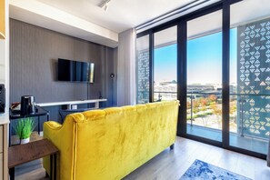 Laptop workspace, blackout curtains, free WiFi - Lux Ellipse Galelileo (Midrand)