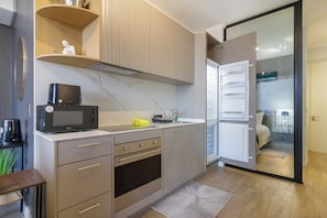 Departamento ejecutivo | Cocina privada | Refrigerador con congelador, microondas, horno y parrilla de estufa